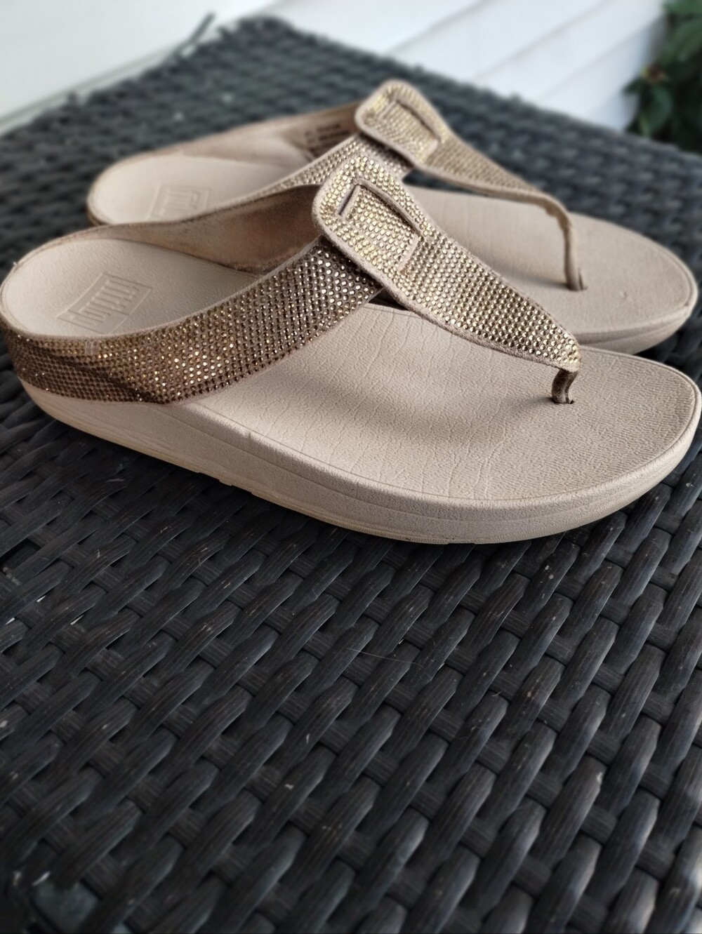 FitFlop Isabelle Crystal Rhinestone Thong Sandals Women’s Size 9 Taupe